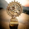 Très belle statue de Shiva avec ses bras multiples dansant dans un cercle.