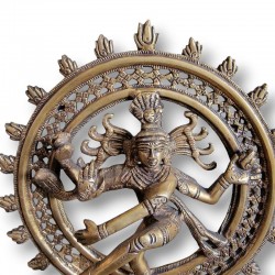 Très belle statue de Shiva avec ses bras multiples dansant dans un cercle.