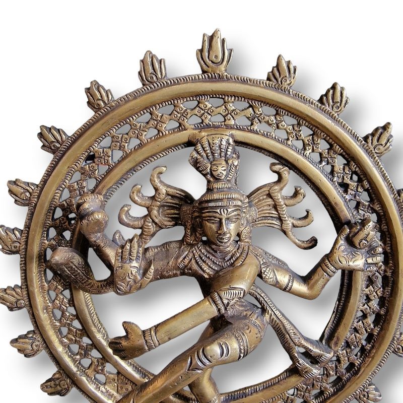 Très belle statue de Shiva avec ses bras multiples dansant dans un cercle.