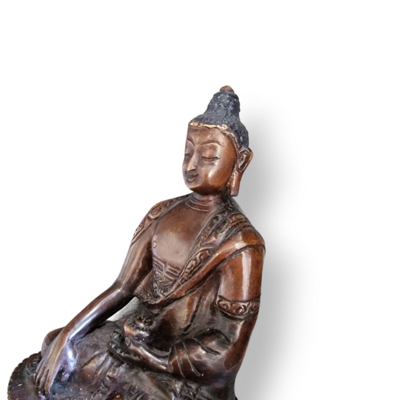 Très joli statue de Bouddha avec une teinte foncée