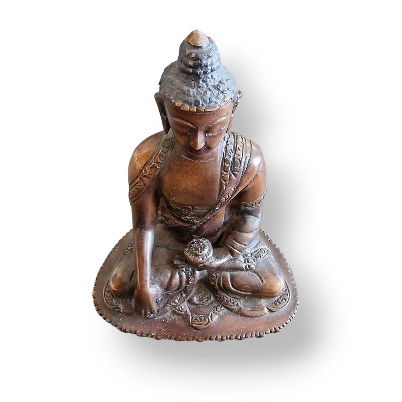 Très joli statue de Bouddha avec une teinte foncée