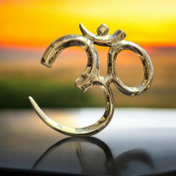 OM en laiton dans le grand rituel hindouiste