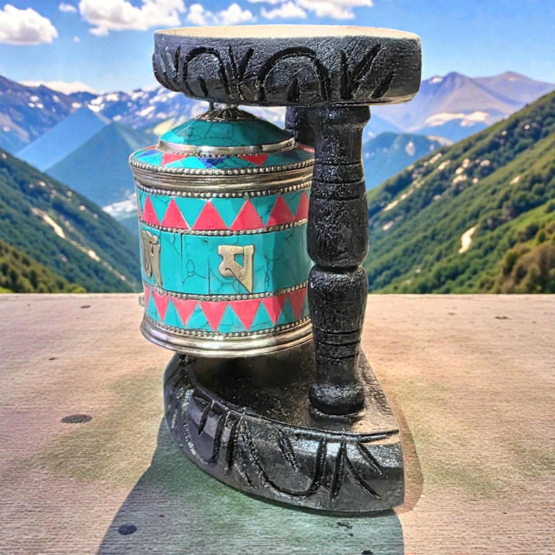 Moulin à prière tibétain pour le rituel bouddhiste