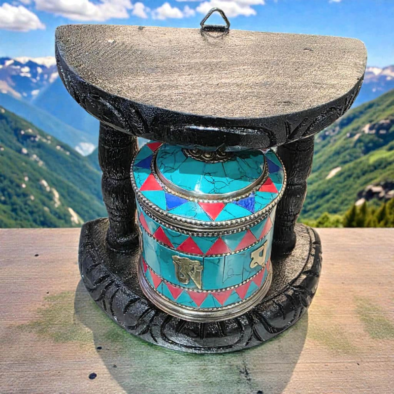 Moulin à prière tibétain pour le rituel bouddhiste